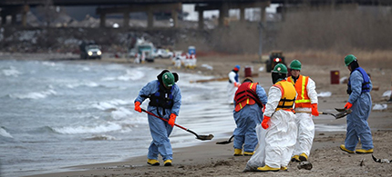 Crews clean up an oil spill along Lake Michigan from the BP Whiting refinery in Whiting, Ind., on Tuesday. (photo: E. Jason Wambsgans /MCT /Landov)