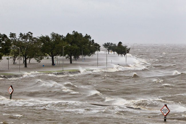 A storm surge pounded the seawall Tuesday along the shores of Lake Pontchartrain as Hurricane Isaac came ashore. (Skip Bolen/European Pressphoto Agency)