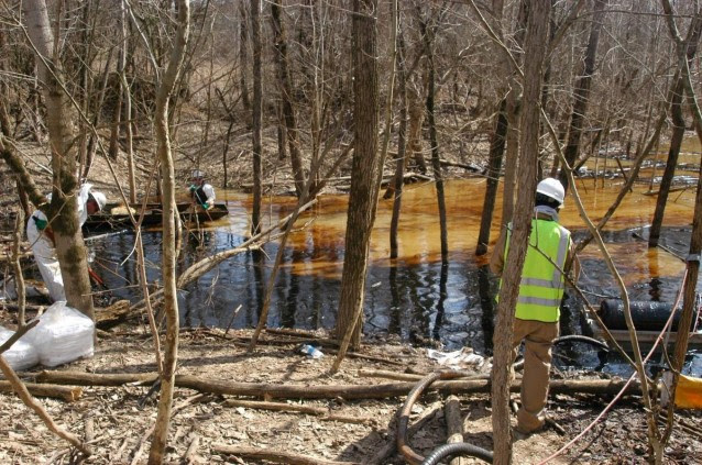 Crews manage the pipeline spill. CREDIT: Ohio Environmental Protection Agency